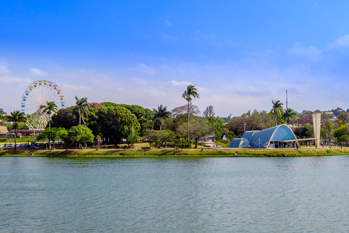 Imagem da Lagoa da Pampulha e igreja. Imagem ilustrativa para texto morar em Belo Horizonte.