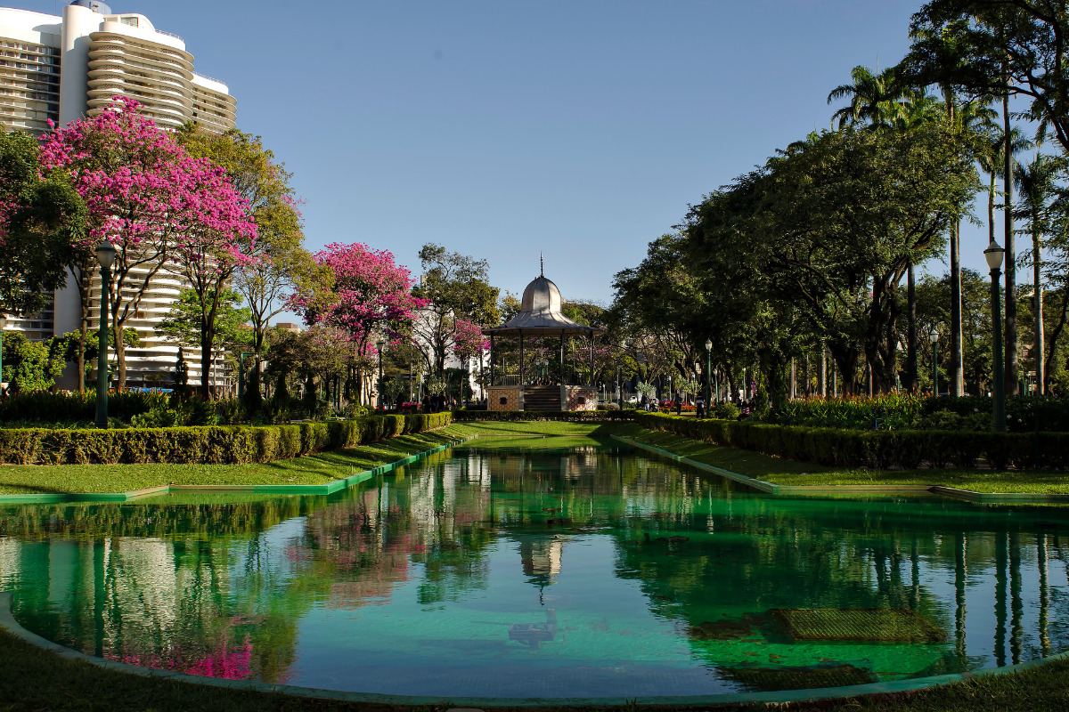 Paisagem da Praça da Liberdade. Imagem ilustrativa para texto morar em Belo Horizonte.