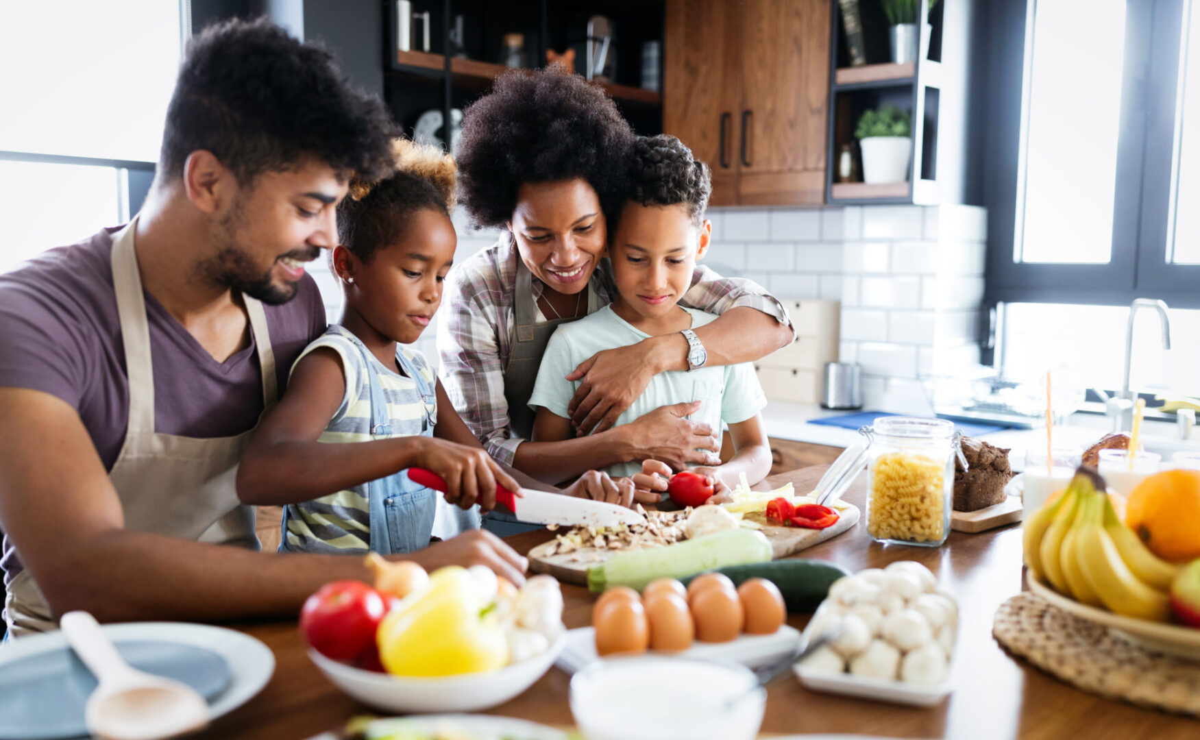 4 brincadeiras para pais e filhos se divertirem juntos em casa! cozinhando