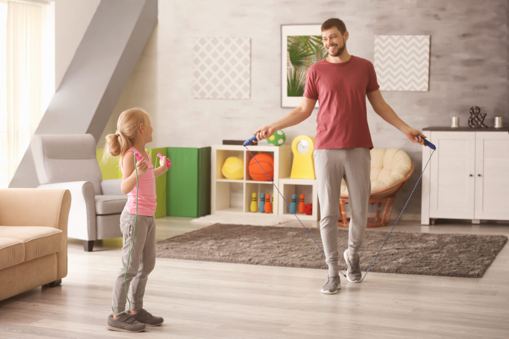 4 brincadeiras para pais e filhos se divertirem juntos em casa! pulando corda