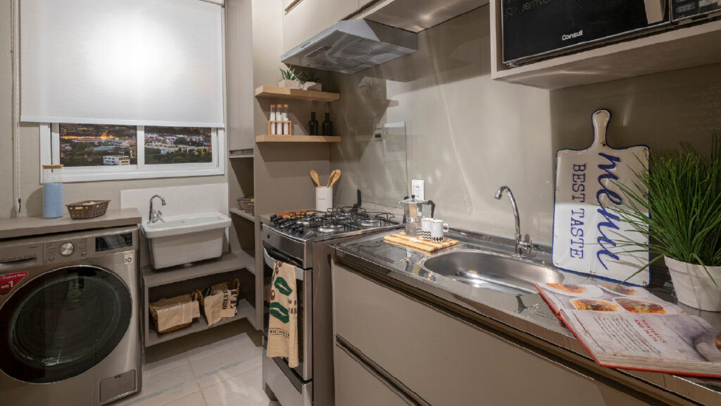 Facilite sua vida com a máquina lava e seca perfeita para seu apartamento Máquina lava e seca na cozinha de um apartamento decorado da Direcional