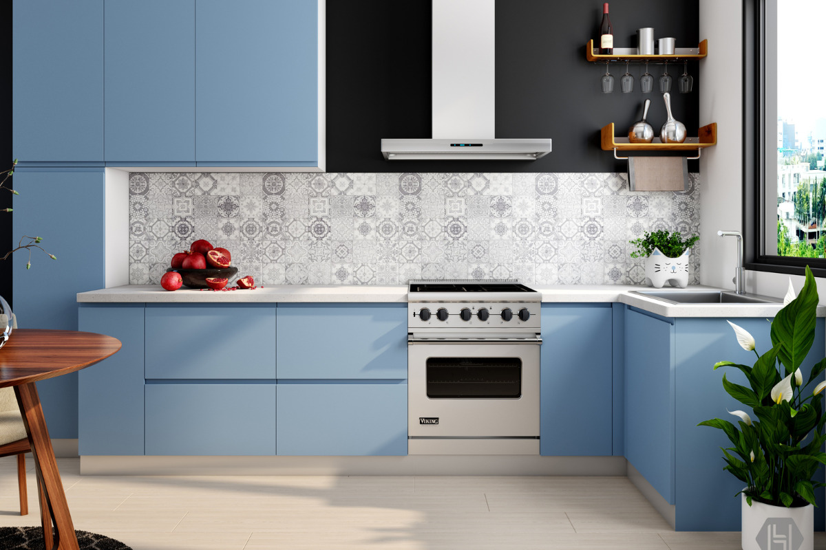 Cozinha com armários azuis, papel de parede e boa iluminação. Imagem ilustrativa para texto cozinha com papel de parede.