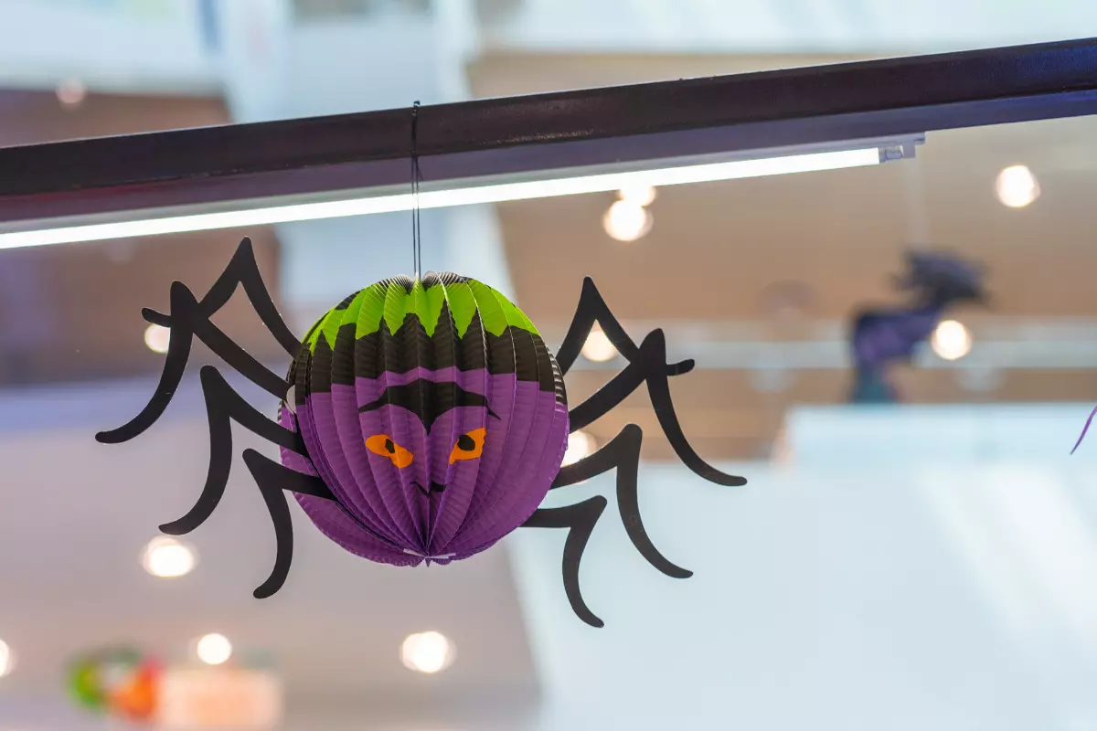 aranha feita de papel para decoração. Imagem ilustrativa para texto decoração halloween simples.