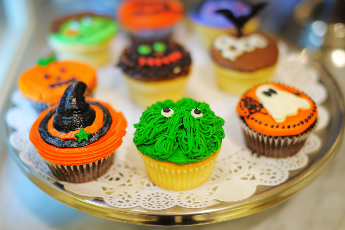 cupcakes enfeitados para festa. Imagem ilustrativa para texto decoração halloween simples.