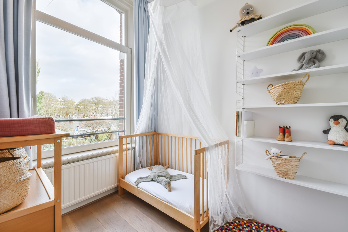 Ideias de prateleiras para quarto: saiba como escolher a melhor opção Quarto de criança com prateleiras. Imagem ilustrativa para texto ideias de prateleiras para quarto.