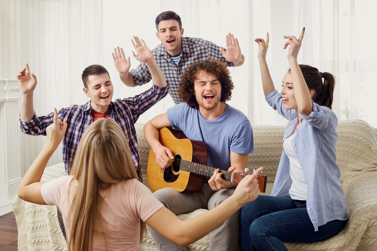 Chá de panela: como organizar e criar lista de presentes Amigos se divertindo em um chá de panela.