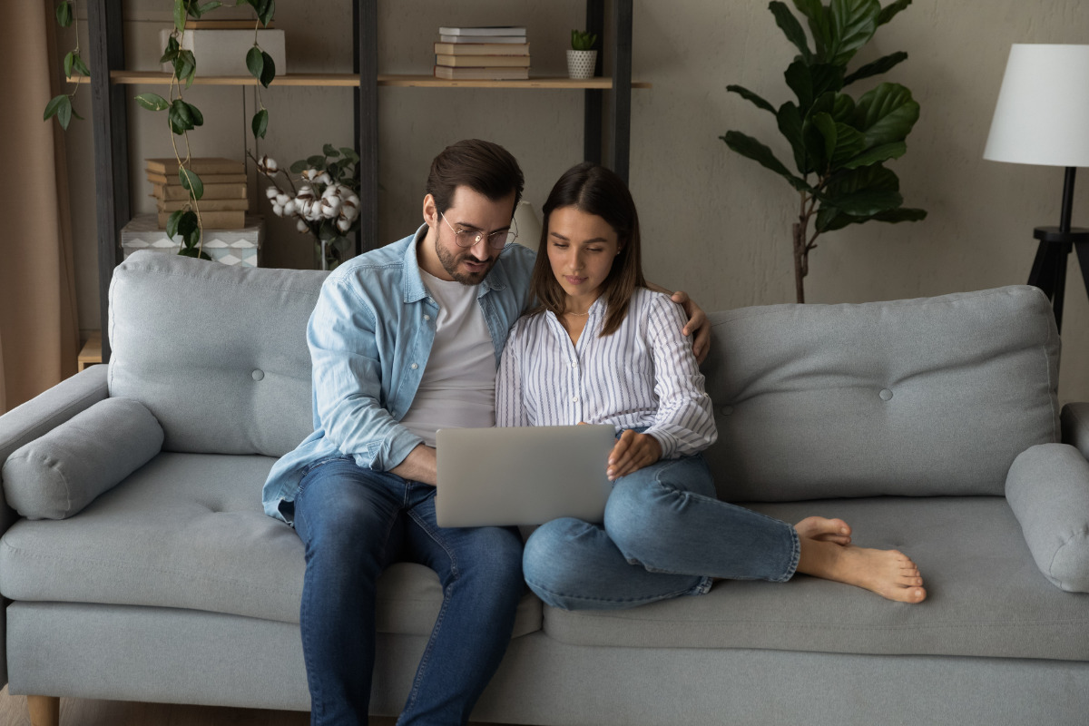 Saiba como criar uma lista de casamento e quais itens não podem faltar! Casal criando uma lista de casamento com um computador.