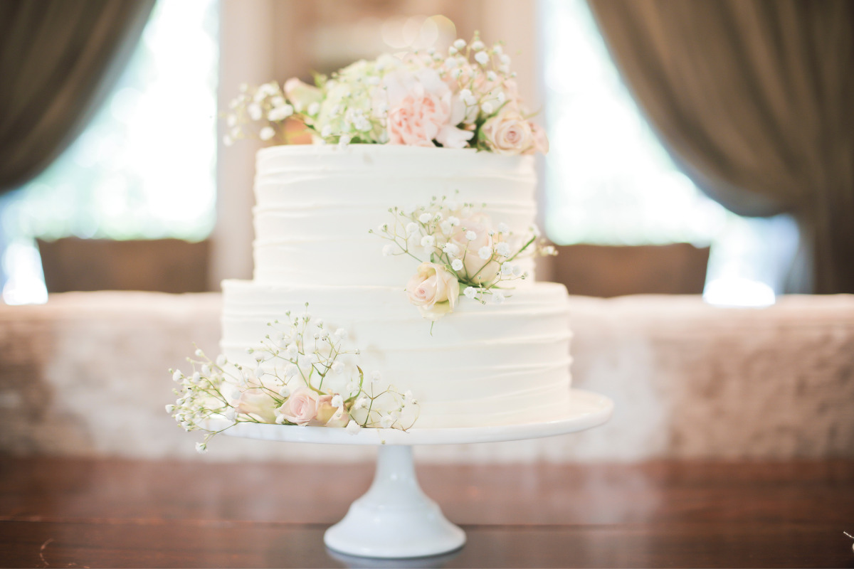 bolo de casamento pequeno, branco e com flores.