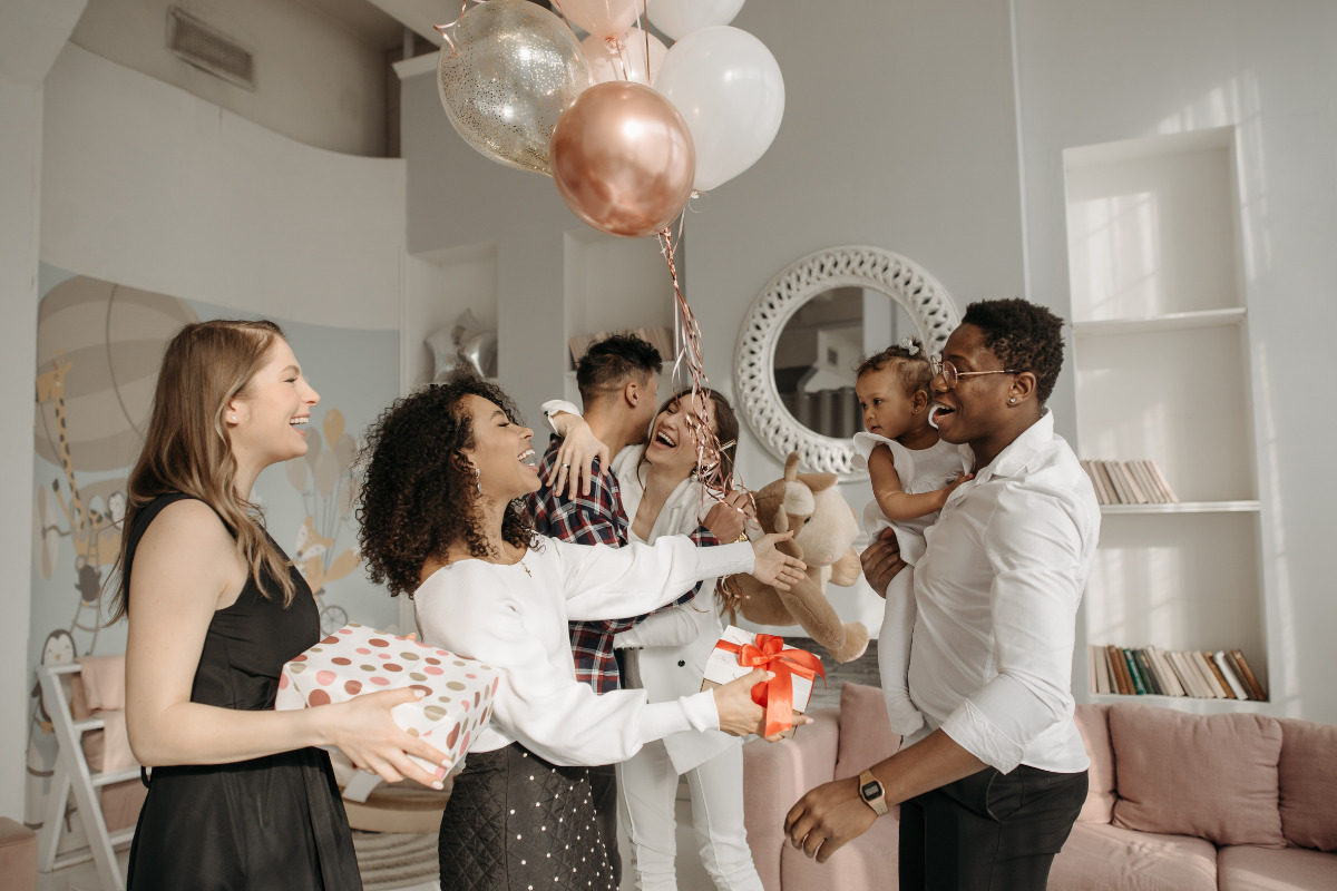 Saiba como montar um chá revelação simples com ótimas dicas! Chá de revelação simples - amigos comemorando com balões em um chá revelação.