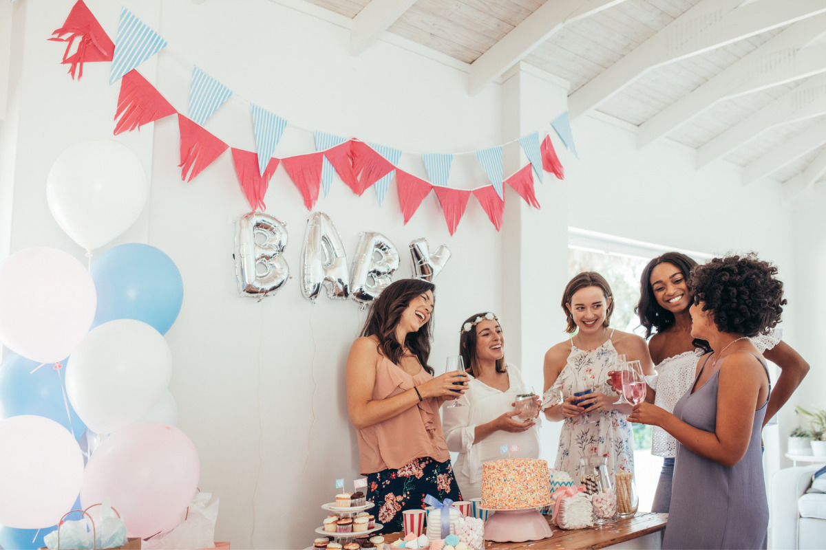 Saiba como montar um chá revelação simples com ótimas dicas! Chá de revelação simples - pessoas em um chá revelação simples com balões e bandeirinhas.