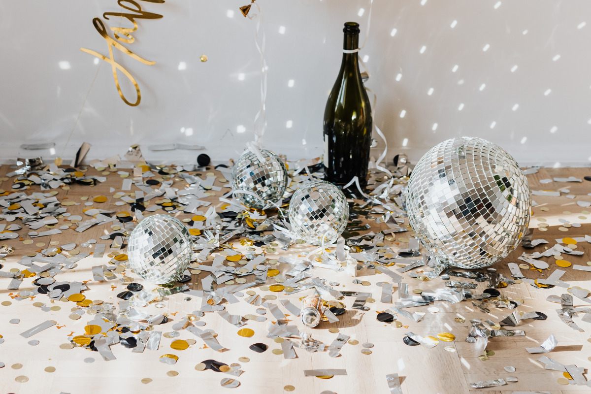 itens em uma festa com bebidas, enfeites e globos pratas. Imagem ilustrativa para texto decoração ano novo.