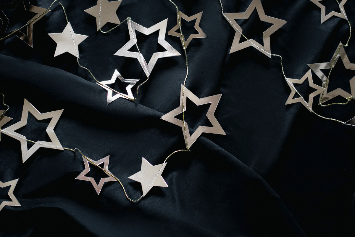 Decoração de Ano Novo: confira dicas para montar do seu jeito estrelas pendentes para decoração.
