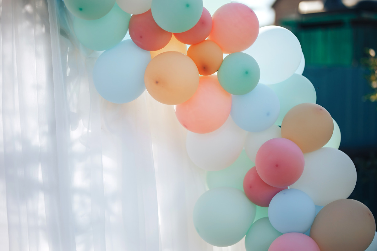 arco de balões coloridos.
