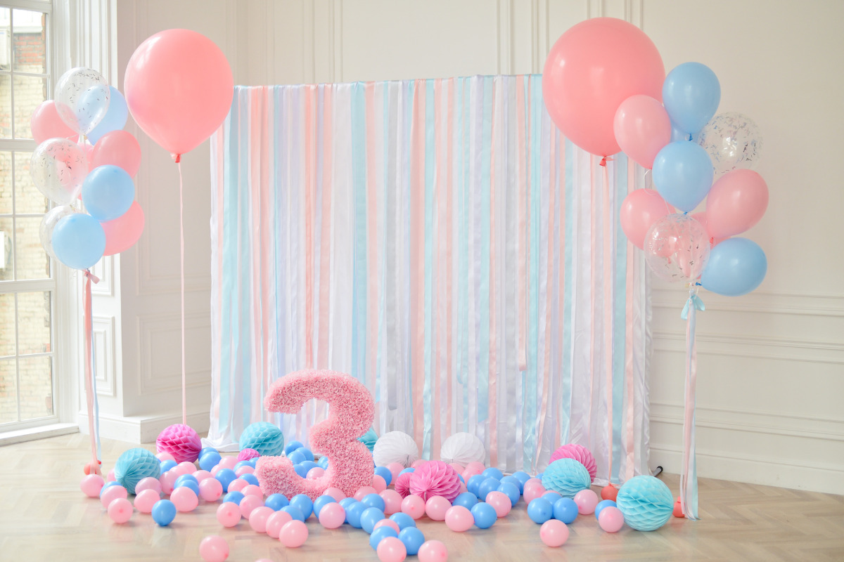 balões e fitas em aniversário infantil.