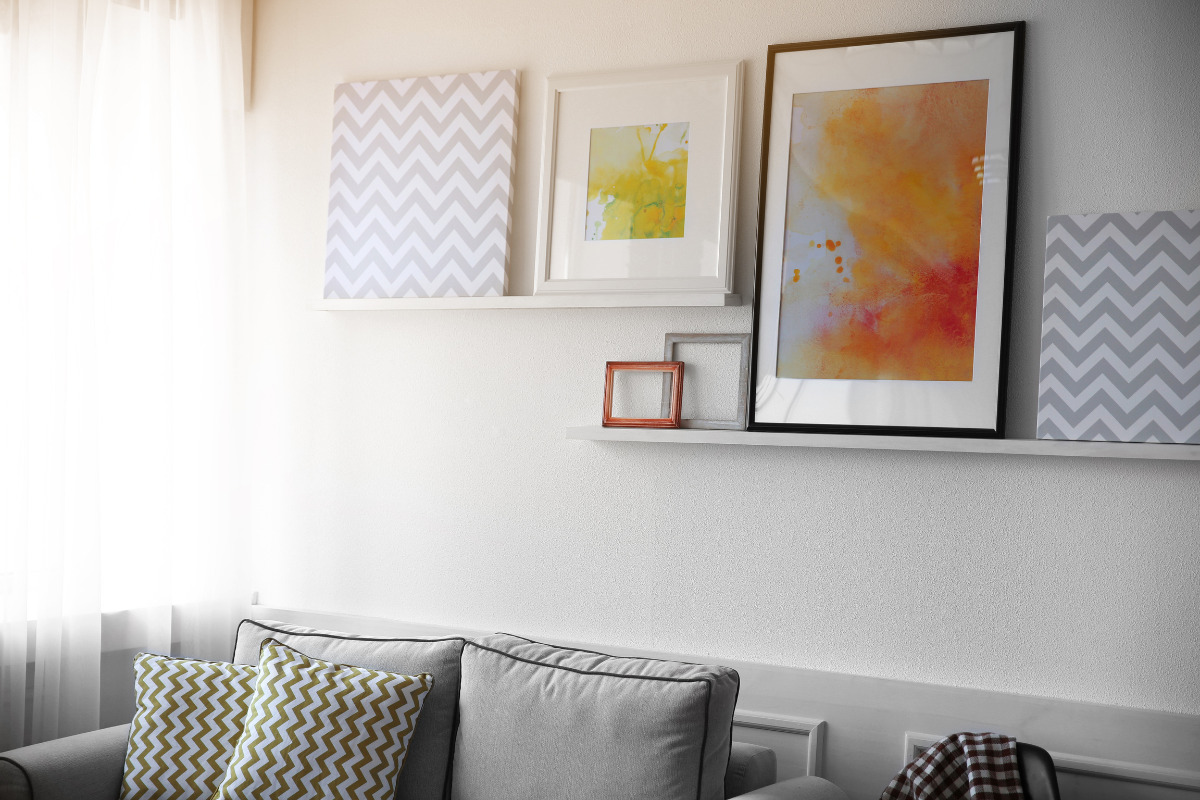 Saiba como utilizar quadros decorativos e trazer um charme ao ambiente sala de estar com quadros decorativos na parede