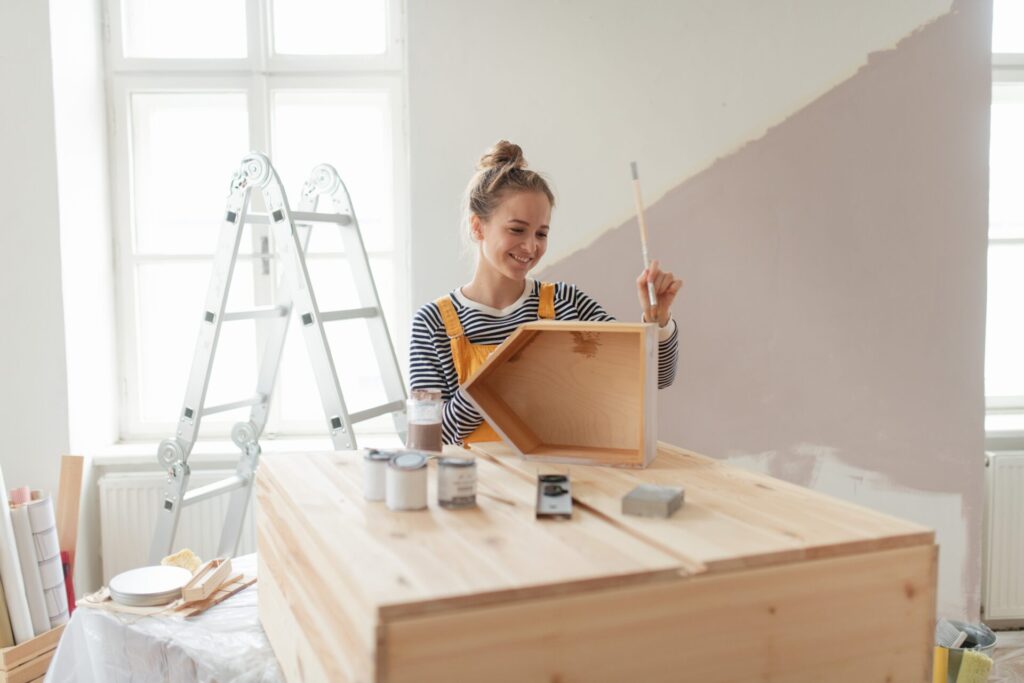 Bricolagem: entenda o conceito e confira ideias para aplicar em casa Mulher fazendo DIY