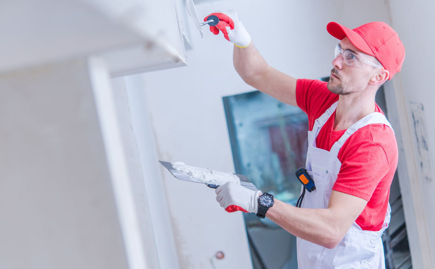 profissional mexendo em detalhes para a instalação de drywall.