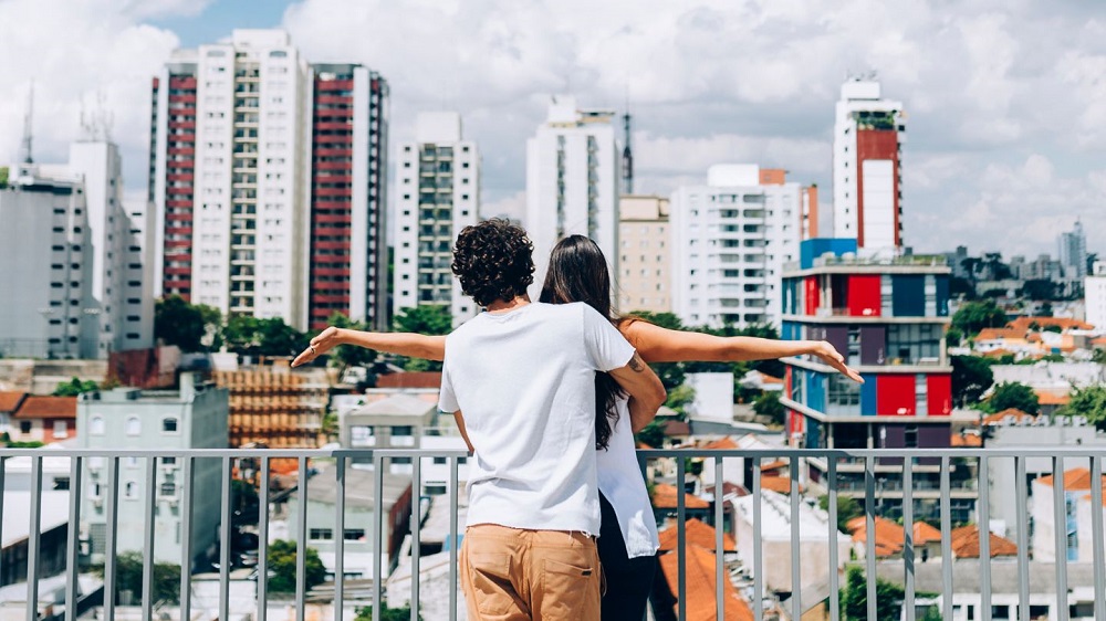 casal feliz olhando a vista da cidade. Imagem ilustrativa para texto jardim planalto.