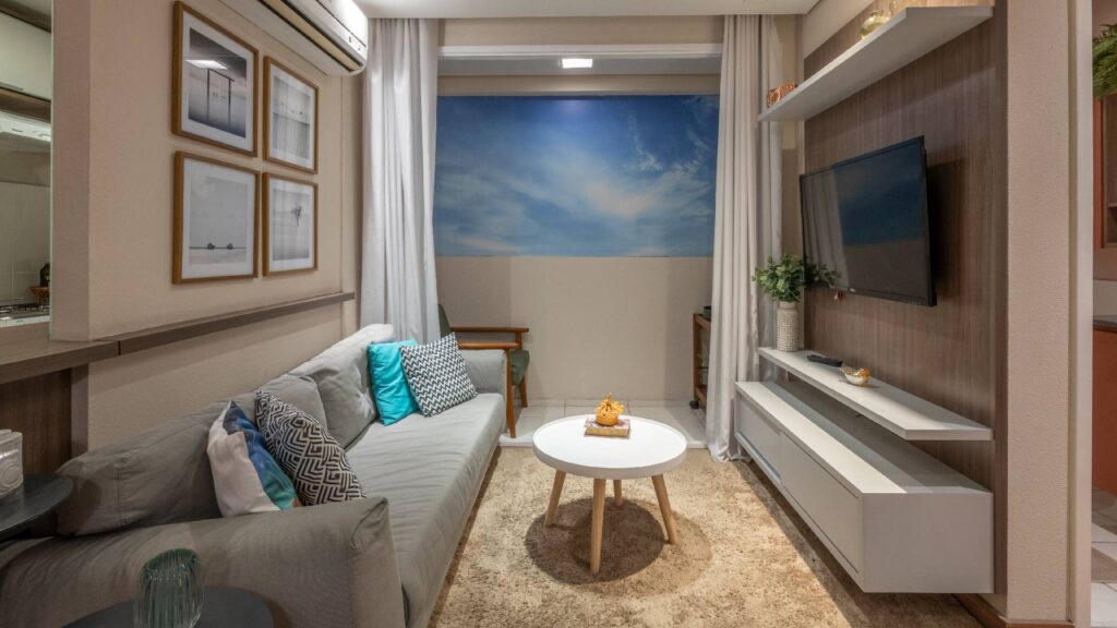 Sala decorada com painel de TV em um empreendimento da Direcional
