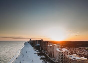 Comprar apartamento na praia: saiba o que avaliar