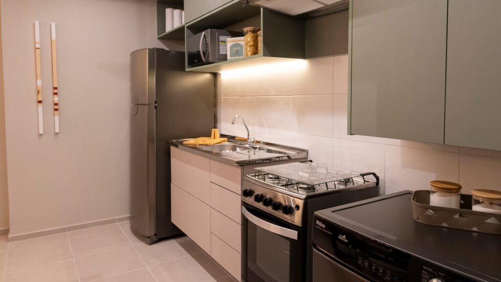 Inspirações de cozinha preta e branca: tendências e ideias para transformar seu espaço Cozinha decorada do Conquista Itanhangá Green, empreendimento da Direcional no Rio de Janeiro/RJ