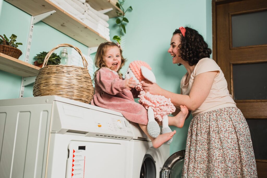 mãe e filha em lavanderia decorada