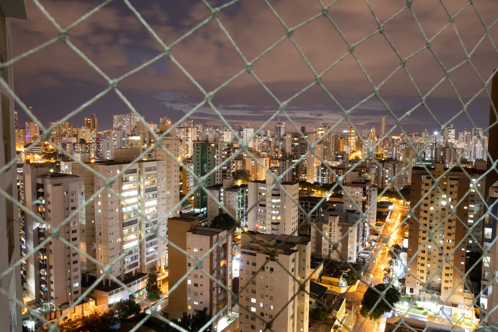 Tela de proteção em apartamento à noite