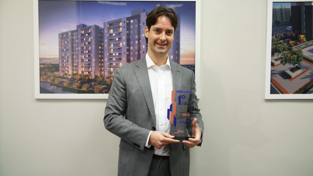Ricardo Ribeiro, CEO da Direcional, segurando o troféu INTEC de 2021. A empresa também foi líder no ranking em 2022 e 2023.