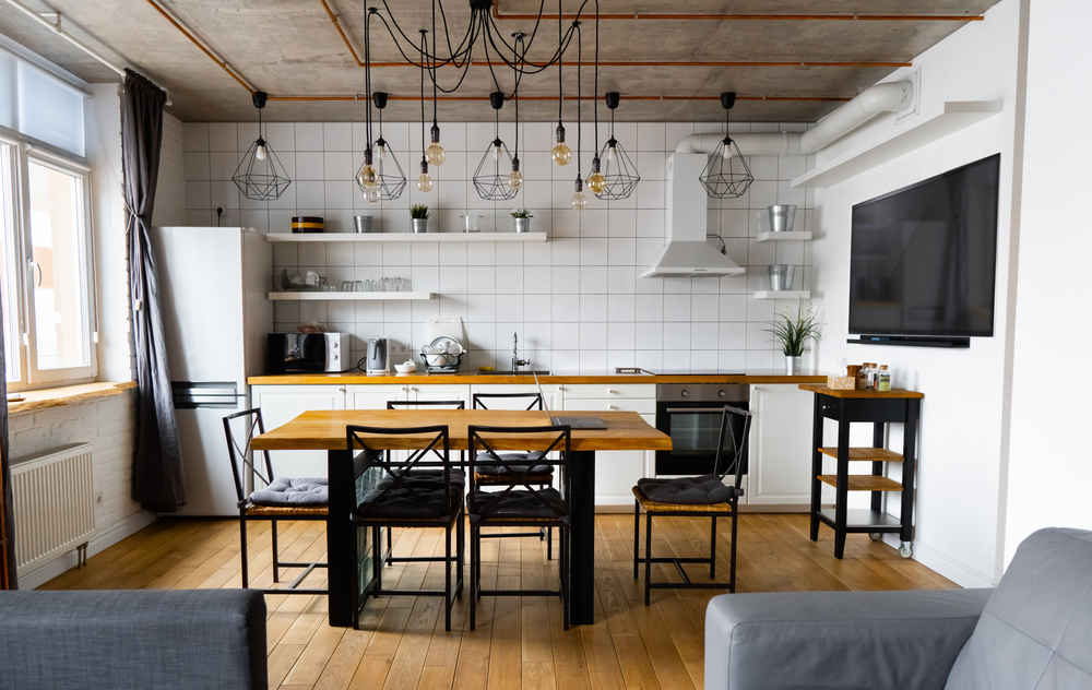 Decoração Industrial: dê um toque urbano e autêntico ao seu lar Decoração industrial em uma cozinha, com luminárias de metal