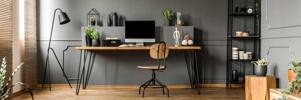 Decoração Industrial: dê um toque urbano e autêntico ao seu lar Decoração industrial em um escritório home office, com móveis de madeira
