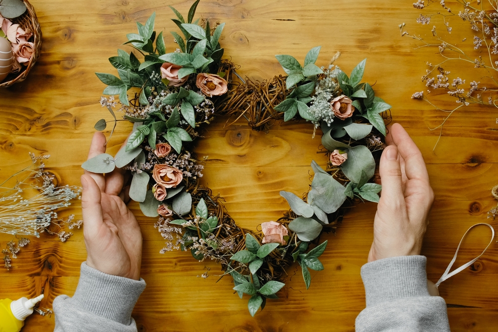 Amor em cada detalhe: dicas de decoração para o Dia dos Namorados Guirlanda de flores para a decoração do Dia dos Namorados