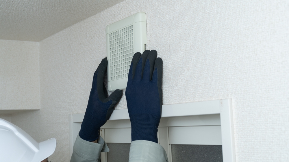 Banheiro sem janela, conheça as soluções para melhorar a ventilação do ambiente Instalação de exaustor para banheiro sem janela