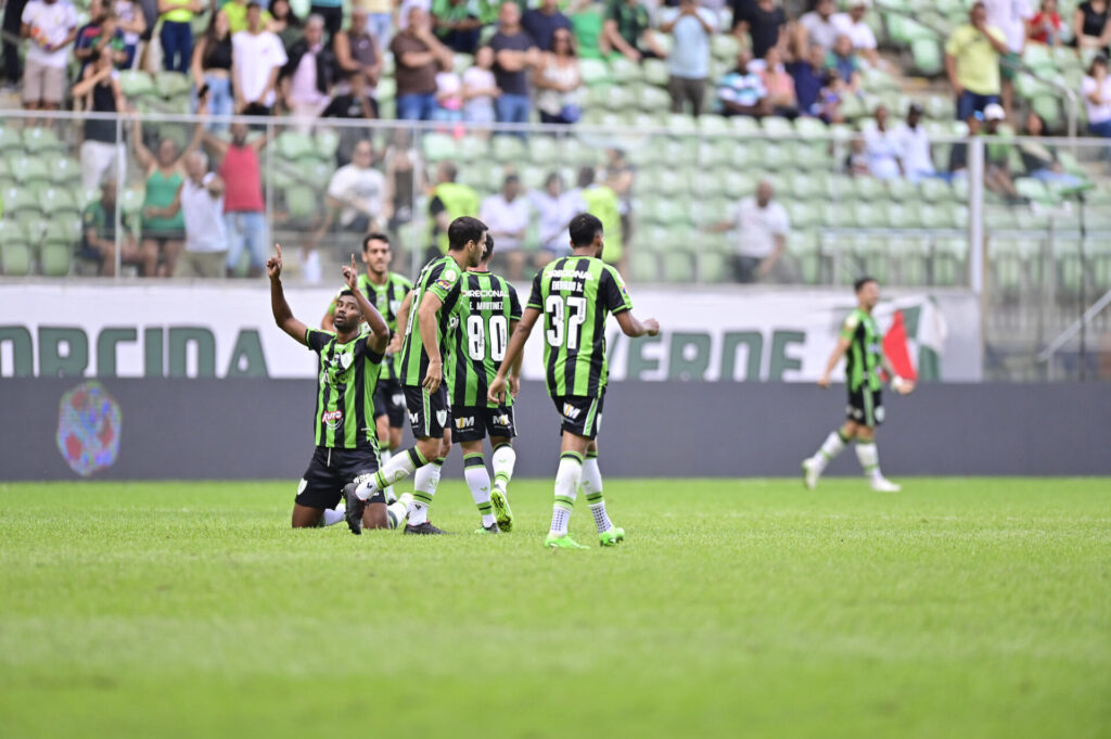 Direcional e América Futebol Clube: uma parceria de peso no cenário esportivo nacional Jogadores do América comemorando gol