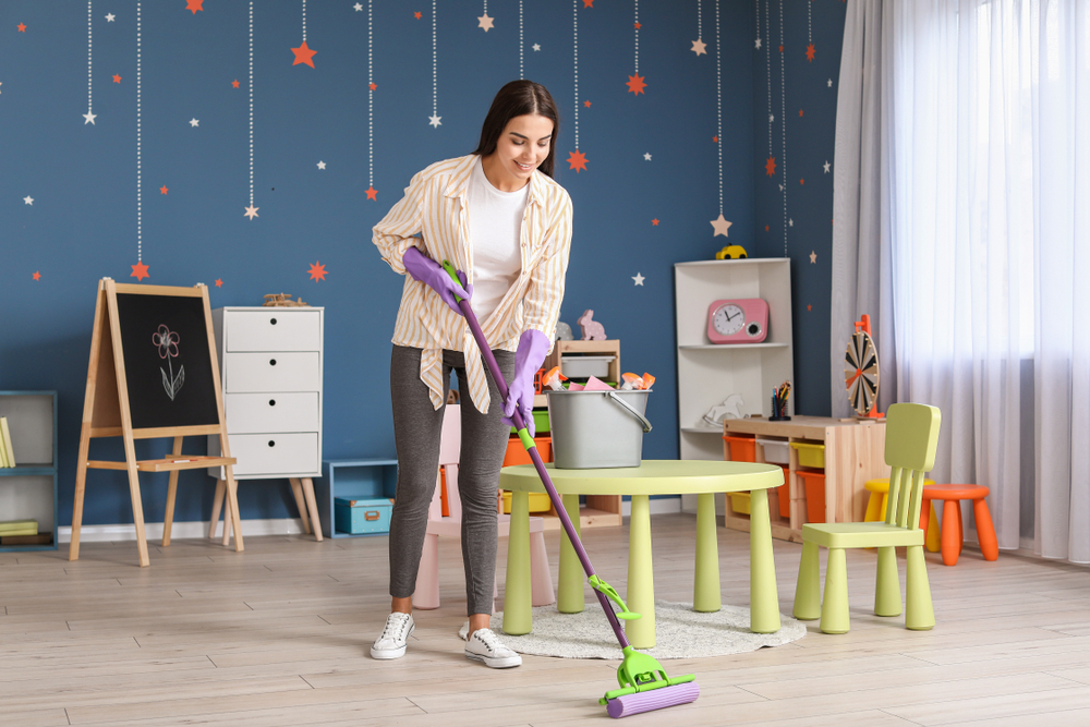 O que é um piso antiderrapante e como escolher o ideal para o seu apartamento Limpeza de piso antiderrapante no quarto infantil