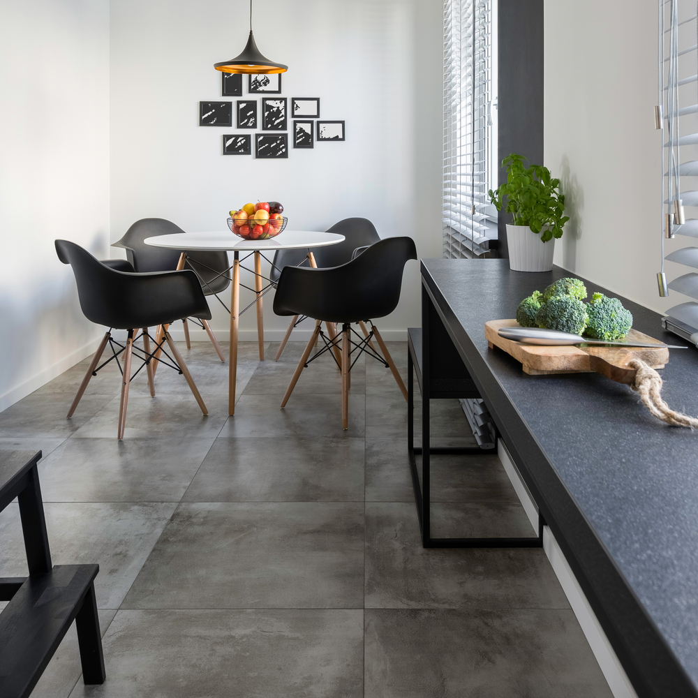 O que é um piso antiderrapante e como escolher o ideal para o seu apartamento Piso antiderrapante de granito na sala de jantar