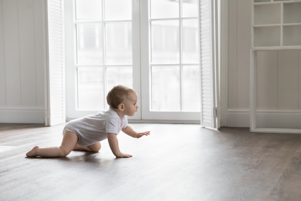 O que é um piso antiderrapante e como escolher o ideal para o seu apartamento Bebê engatinhando no piso antiderrapante