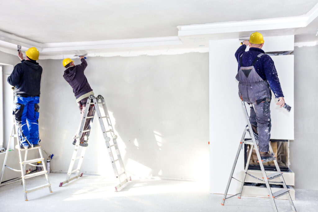 Moldura de gesso na decoração: estilo e sofisticação para o seu apartamento instalando moldura de gesso Moldura de gesso na decoração: estilo e sofisticação para o seu apartamento