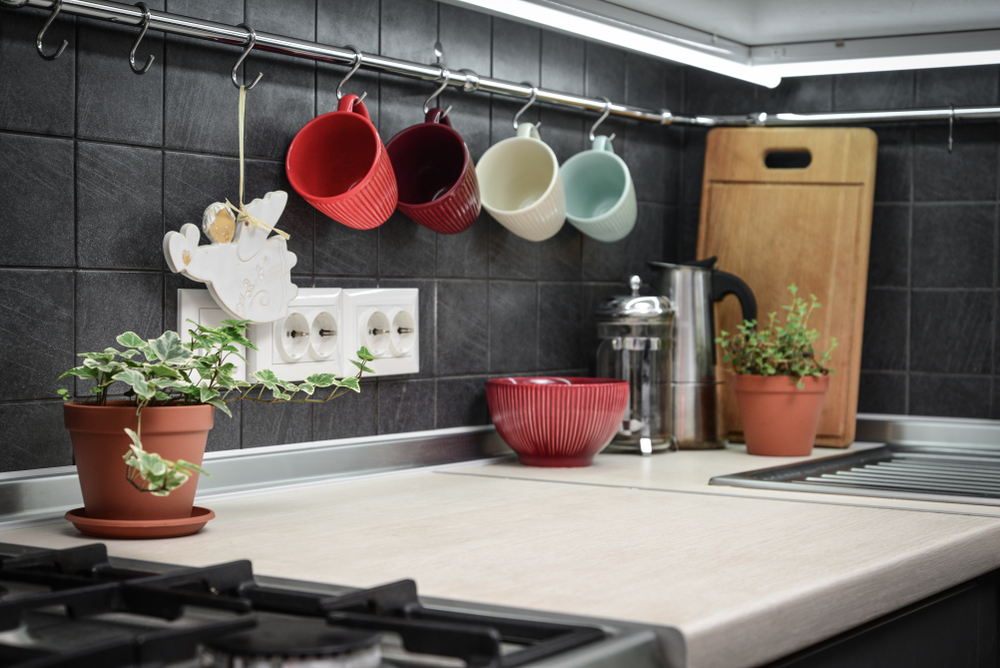 Inspirações de cozinha preta e branca: tendências e ideias para transformar seu espaço Cozinha preta e branca com objetos coloridos