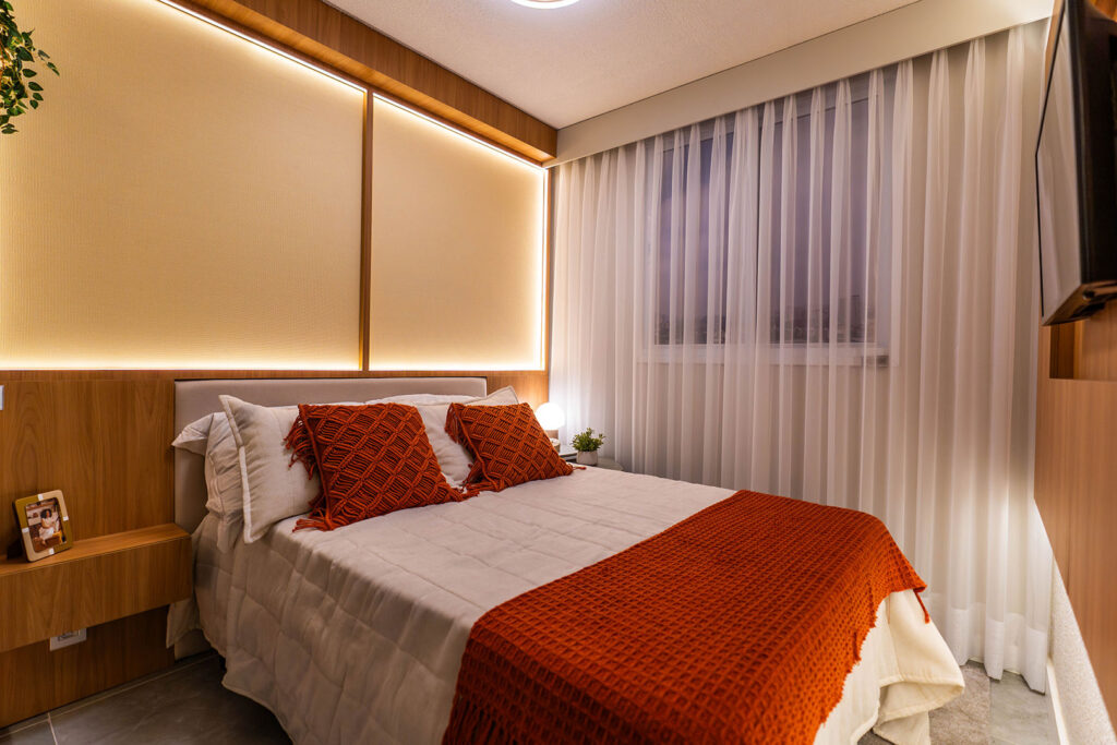 Iluminação indireta em apartamento: como transformar seu espaço com conforto e sofisticação quarto de casal 01