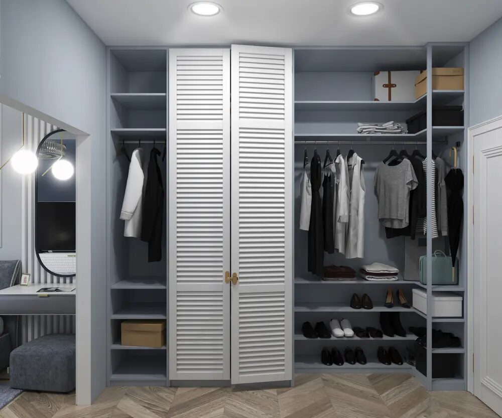 Quarto com um closet.