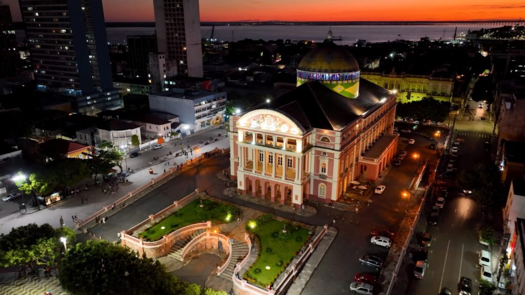 Apartamento em Manaus: por que morar na cidade é uma excelente escolha? Teatro Amazonas