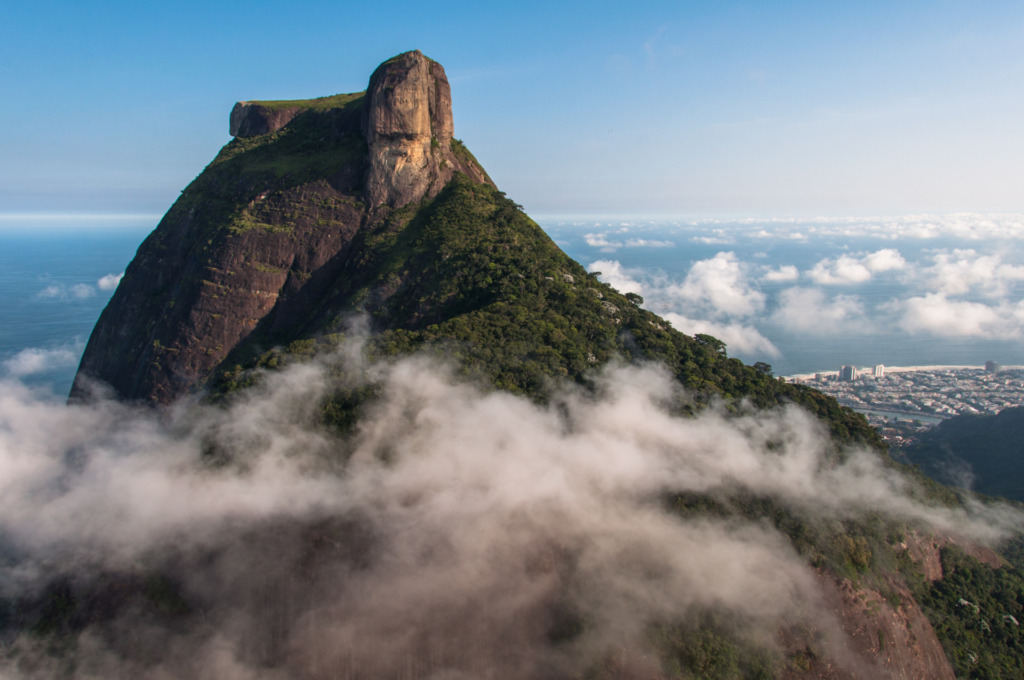 Barra Olímpica: conheça o novo bairro do Rio de Janeiro e as oportunidades para morar bem Visão aérea da Pedra da Gávea na Barra Olímpica, Rio de Janeiro (RJ)