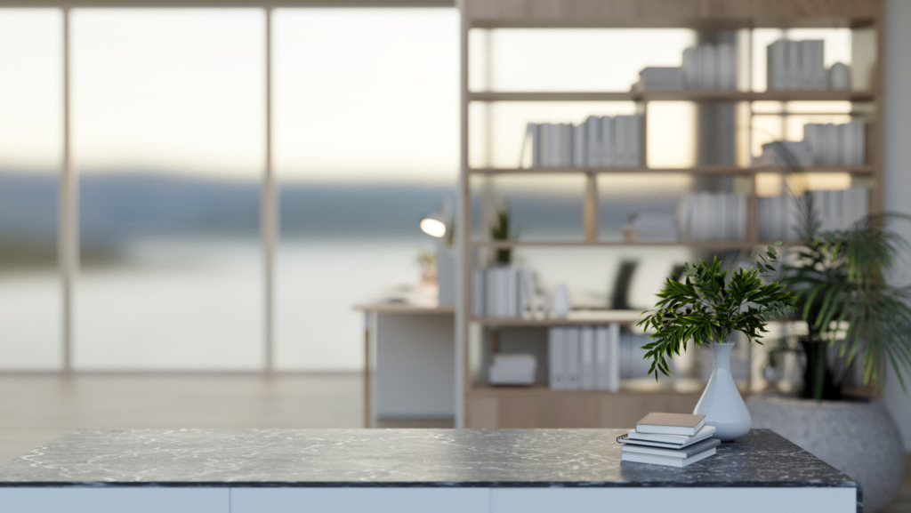 Móveis multifuncionais: o que são, como escolher e usos inteligentes para sua casa Estante ao fundo dividindo espaços.