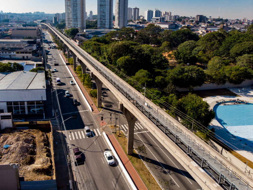 Vila Ema: conheça o bairro da Zona Leste de São Paulo Vila Ema. Vista aérea da linha 15 do Metrô e da Avenida Professor Luiz Ignácio de Anhaia Mello.